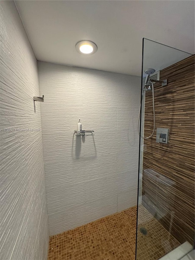 bathroom featuring a tile shower