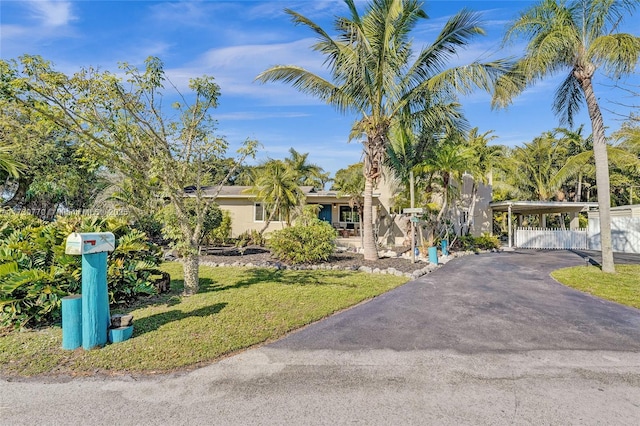 view of front of home featuring a carport and a front lawn