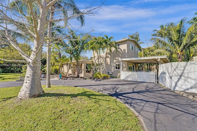 view of front of home featuring a carport and a front lawn