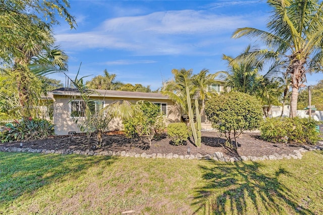 view of front of house featuring a front yard