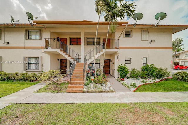 view of front of home with a front lawn