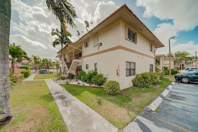 view of side of property featuring a yard