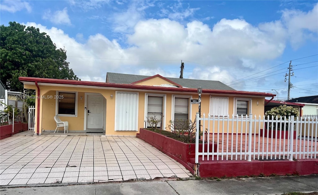 view of front of property