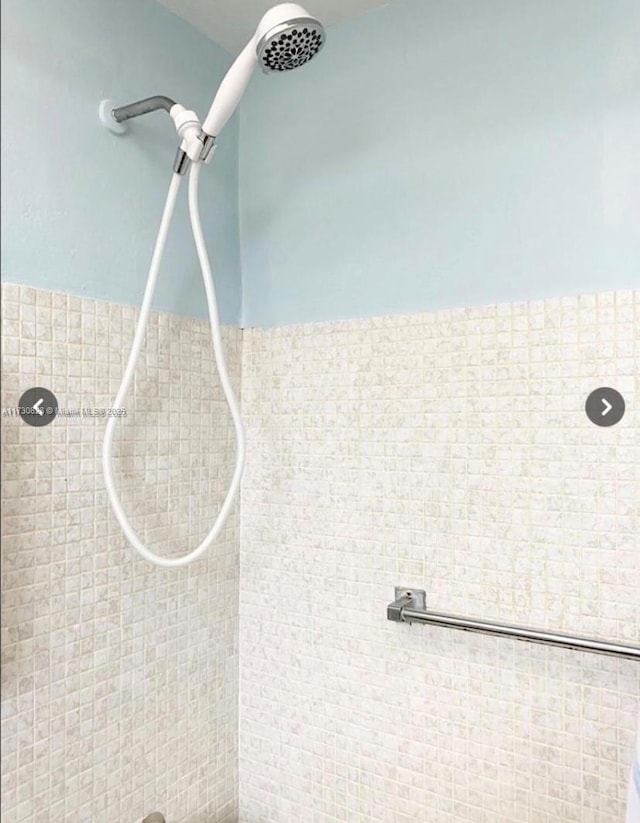 interior details with a tile shower