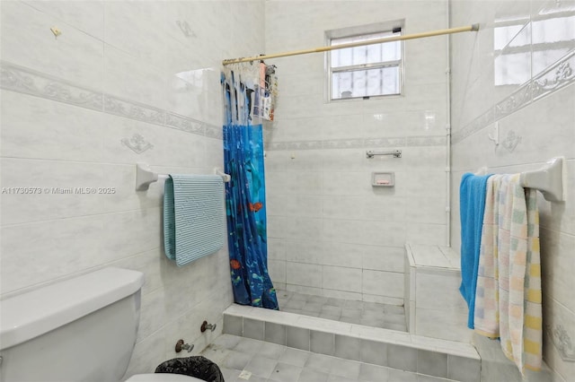 bathroom with curtained shower and toilet