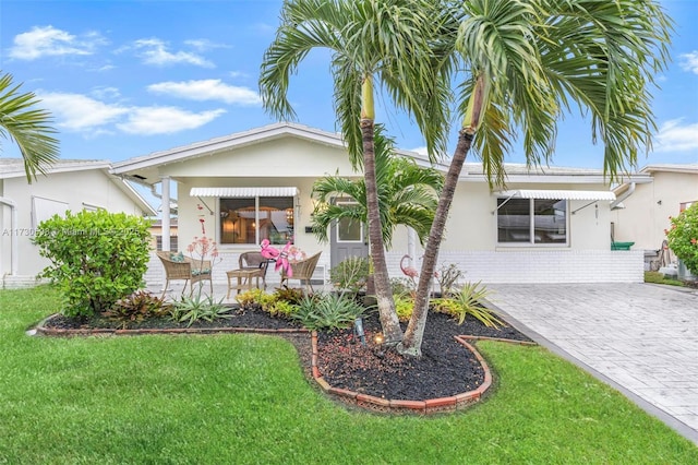 view of front of property with a front yard