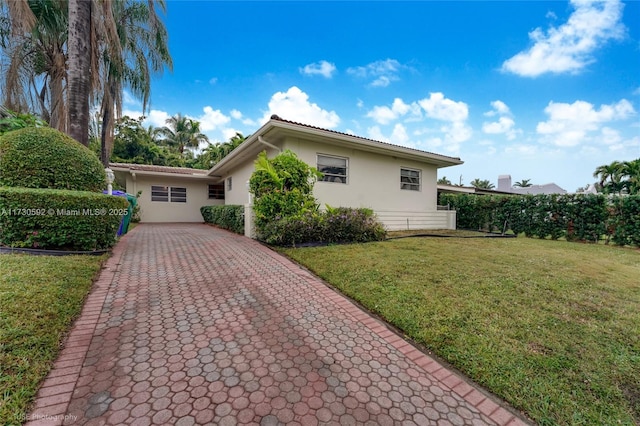 view of front of property with a front yard