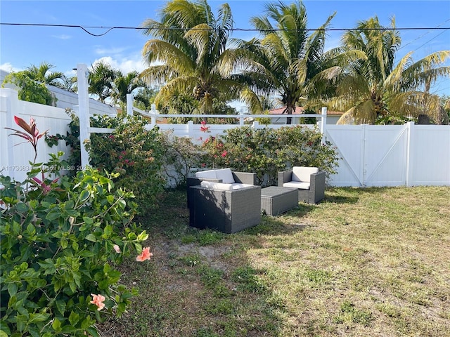 view of yard featuring an outdoor hangout area