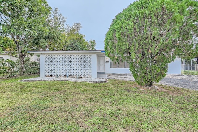 view of front of home featuring a front yard