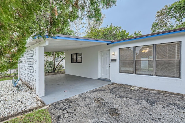 property entrance featuring a carport