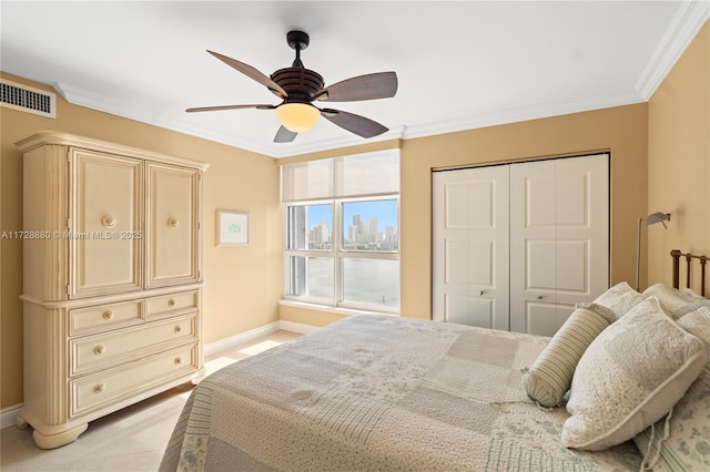 bedroom with crown molding, a closet, and ceiling fan