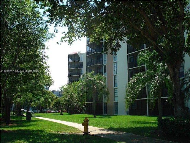 view of home's community featuring a lawn