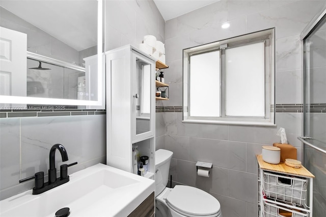 bathroom featuring a wealth of natural light, toilet, a shower with door, and lofted ceiling