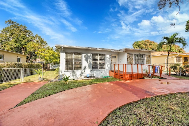 back of house featuring a lawn