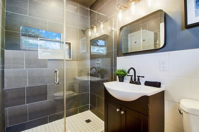 full bath with tasteful backsplash, a shower stall, toilet, and vanity