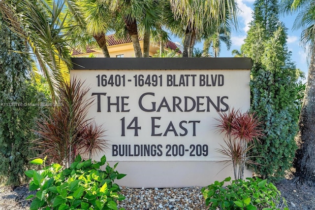 view of community / neighborhood sign