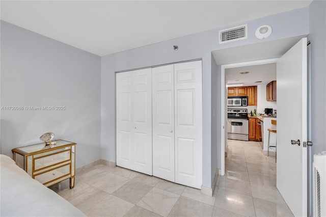 bedroom featuring a closet