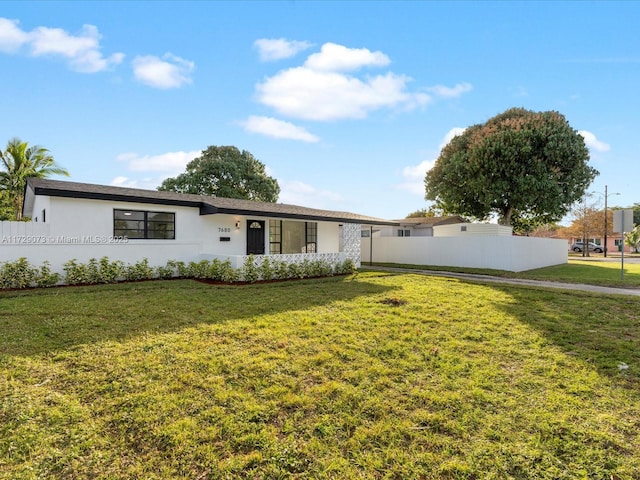 single story home featuring a front yard