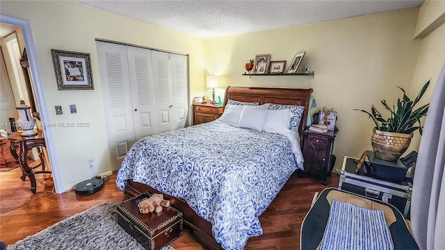 bedroom with dark wood-type flooring, a textured ceiling, and a closet