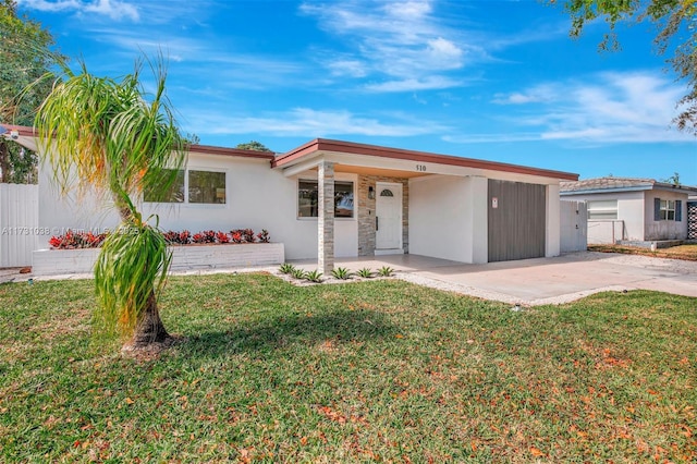 view of front facade featuring a carport and a front lawn