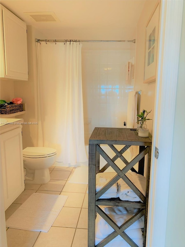 full bathroom featuring a shower with curtain, tile patterned floors, visible vents, and toilet