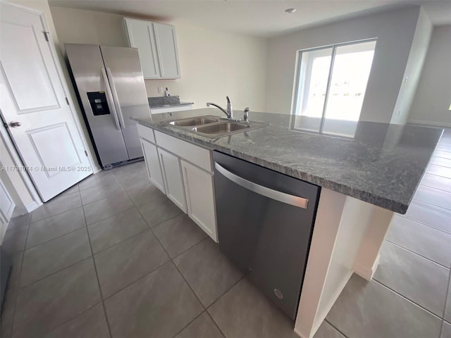 kitchen with sink, stainless steel fridge with ice dispenser, a center island with sink, dishwasher, and white cabinets