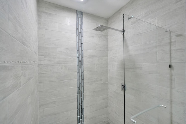 bathroom featuring a tile shower