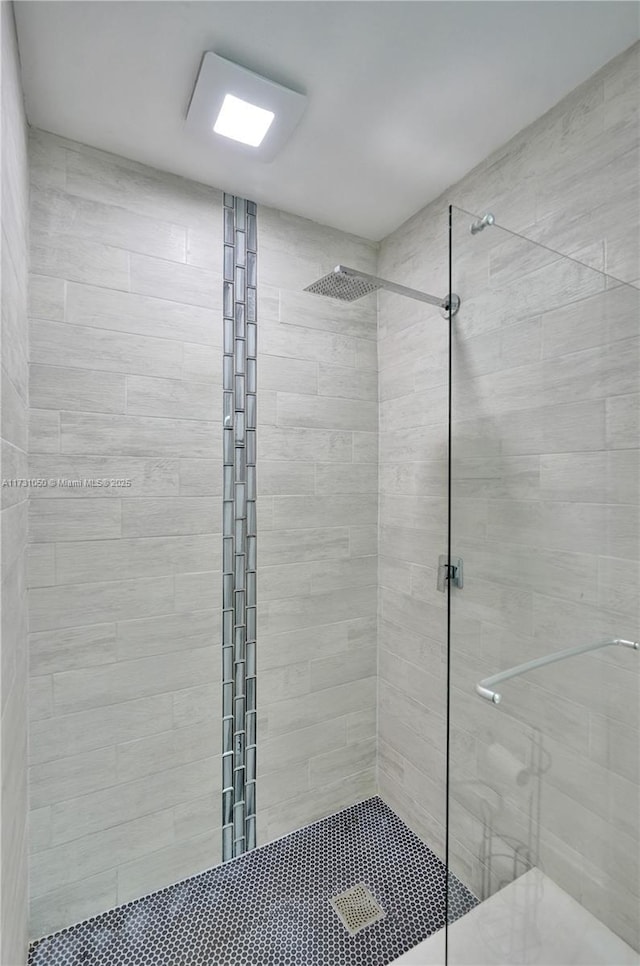 bathroom featuring a tile shower