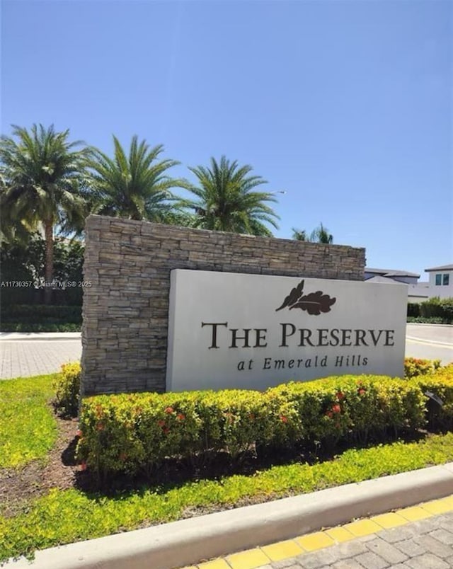 view of community / neighborhood sign