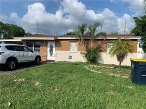 single story home featuring a front lawn