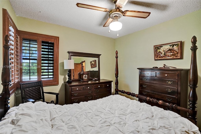 bedroom featuring ceiling fan and a textured ceiling