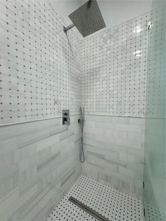 bathroom featuring a tile shower