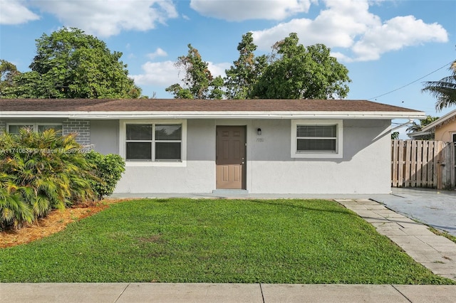 ranch-style house featuring a front lawn