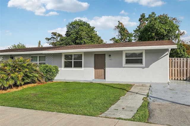 ranch-style house featuring a front yard