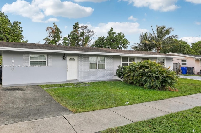 single story home with a front lawn