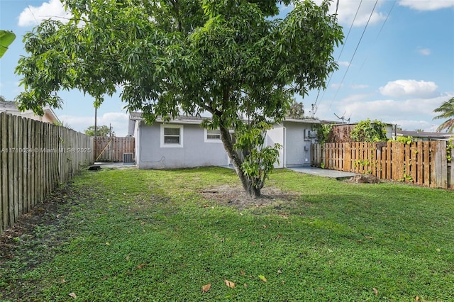 view of yard featuring central AC unit