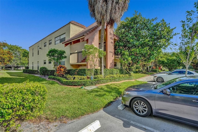 view of side of property featuring a yard