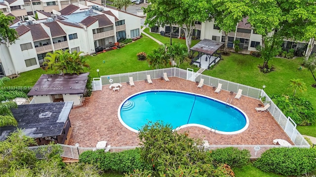 view of swimming pool featuring a lawn