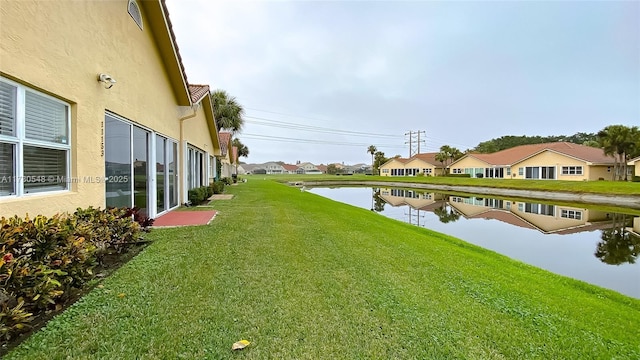 view of yard featuring a water view