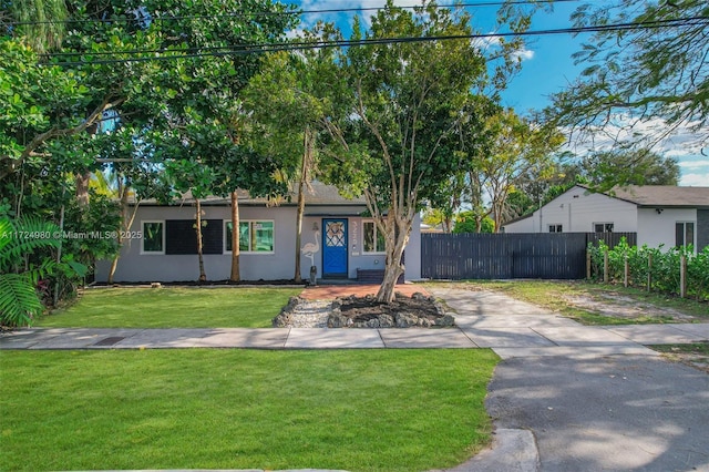 view of front of home featuring a front lawn