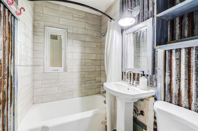 bathroom featuring toilet and shower / bath combo