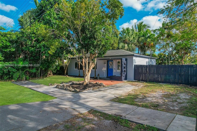 view of front of house featuring covered porch and a front yard