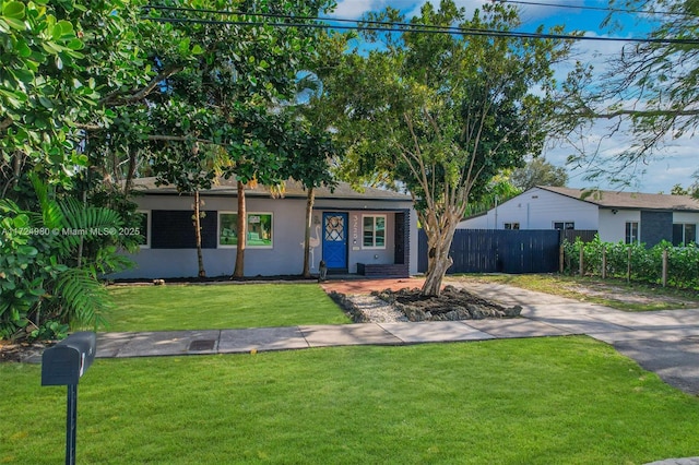 view of front of house featuring a front lawn