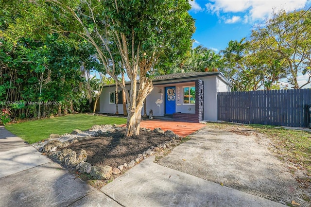 view of front of home with a front lawn