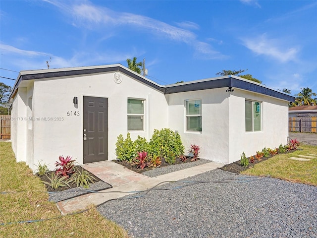 view of front of property featuring a front lawn