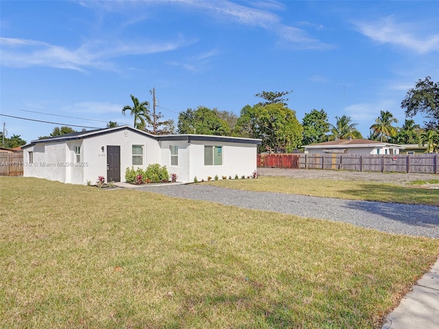 view of front facade featuring a front yard