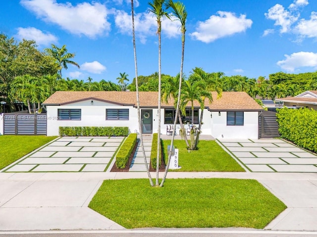 single story home featuring a front lawn