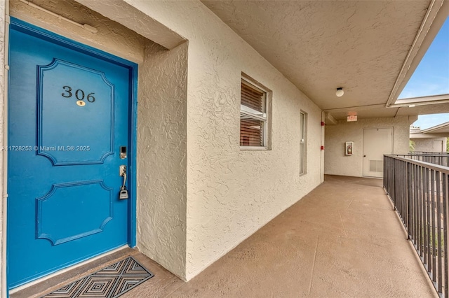 property entrance featuring a balcony