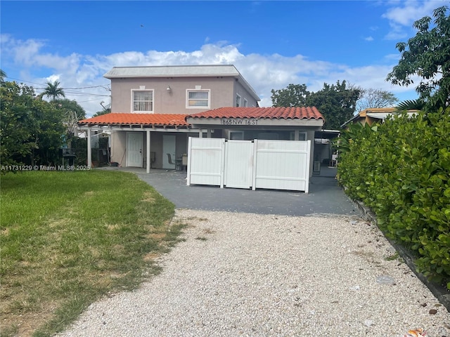 view of front of property featuring a front lawn