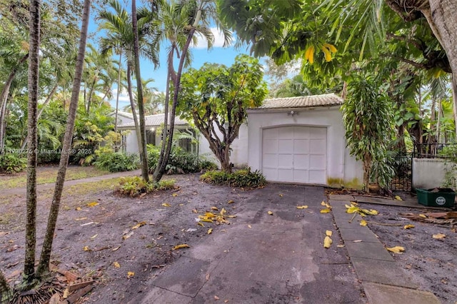 view of front of property featuring a garage